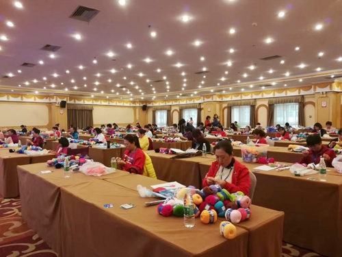 图为手工编织竞赛现场