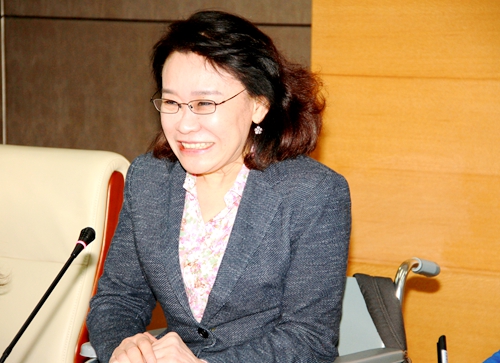 图为海迪主席在会见俄罗斯残奥委员会主席弗拉基米尔·卢金先生时讲话
