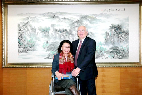 图为海迪主席会见俄罗斯残奥委员会主席弗拉基米尔·卢金先生
