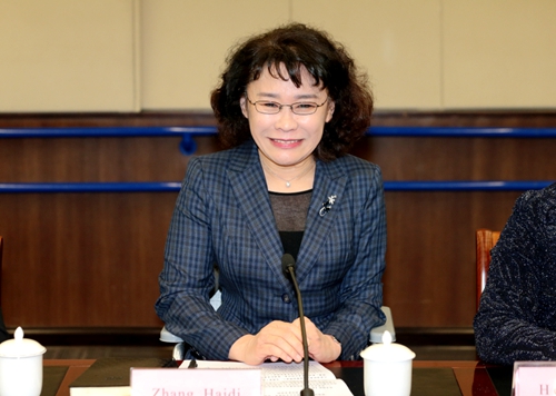 图为海迪主席会见来访的芬兰议长玛利亚·洛赫拉女士一行并讲话