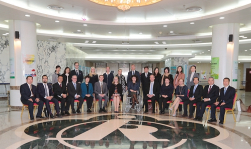 图为会见后合影