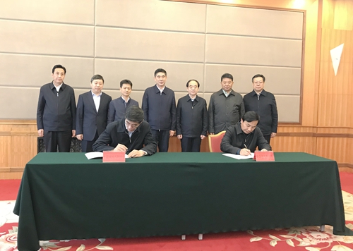 图为签署合作协议现场