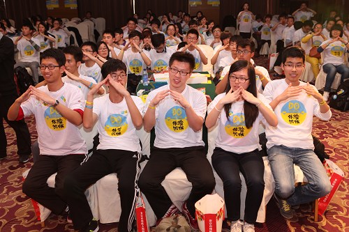 图为：所有饥饿先锋一起学习手语