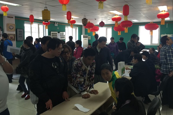 图为招聘会现场