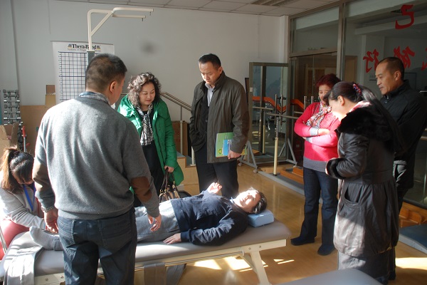 与残疾人现场交流
