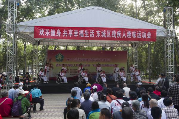 图为残疾人扇子操队进行表演