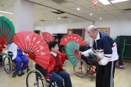 残疾人在练习轮椅太极扇操
