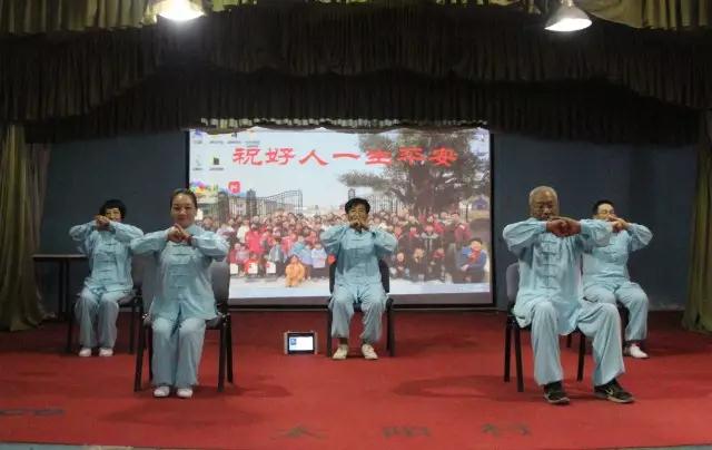 图为东城区残疾人太极拳队表演太极拳