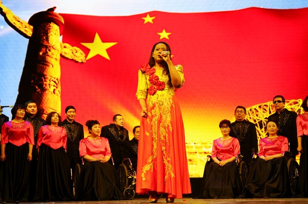 图为 独唱《红旗飘飘》