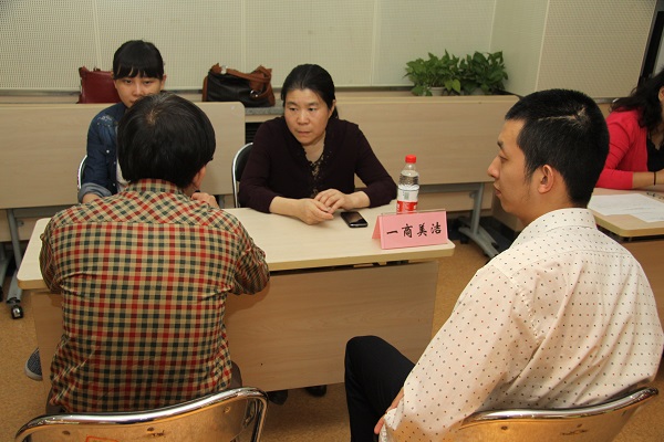 图为 举办残疾人招聘会