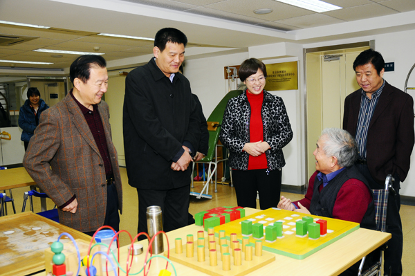 图为 领导看望残疾人