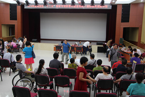 图为辅助器具适配现场