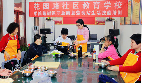 老师教学员学习做菜