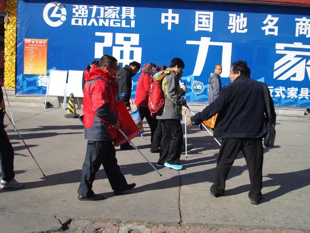 图为盲人定向行走评估现场