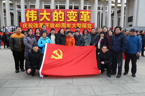 图为参观合影