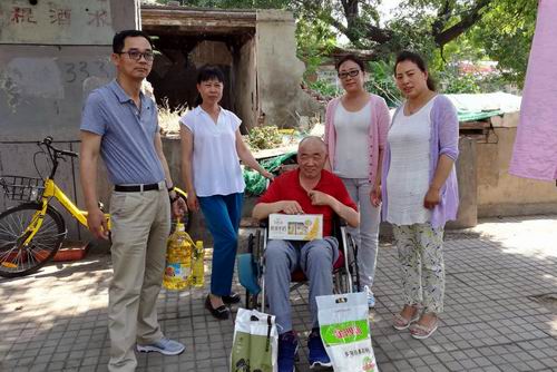 图为走访慰问残疾人