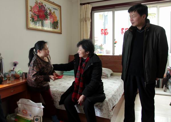 图为李岚副区长与残疾人亲切交谈