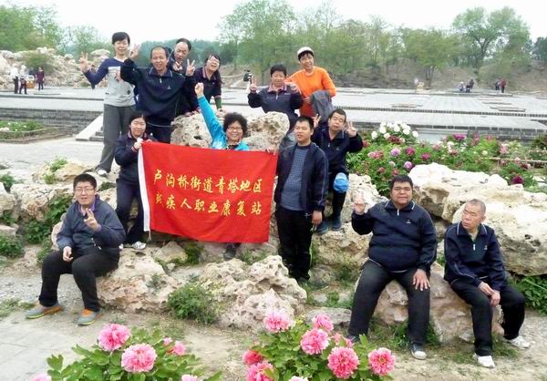 图为职康学员纷纷合影留念