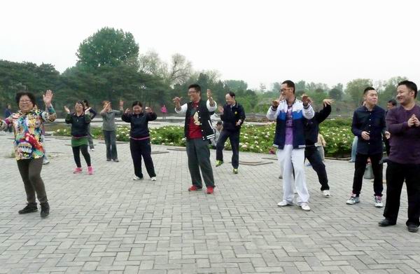 图为职康学员跳起了舞蹈“小苹果”