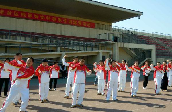 图为孩子们在学健身操