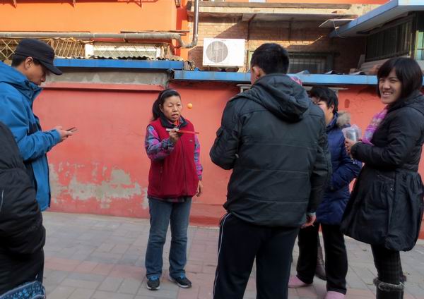 图为残疾人参加颠球比赛