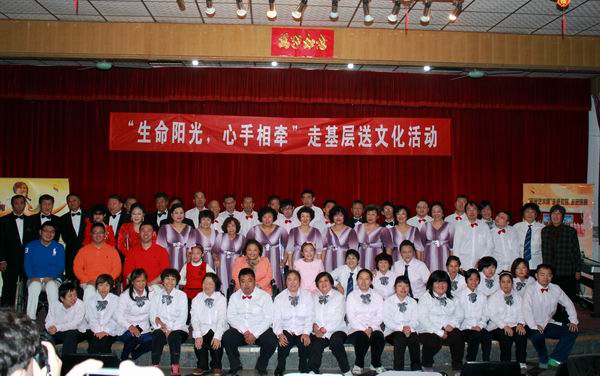 图为演职人员合影留念