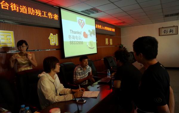 图为残疾人、亲属及残疾人工作者现场咨询