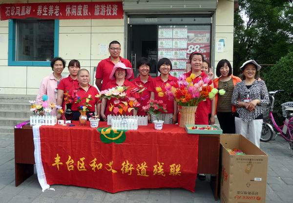 图为展卖台前合影留念