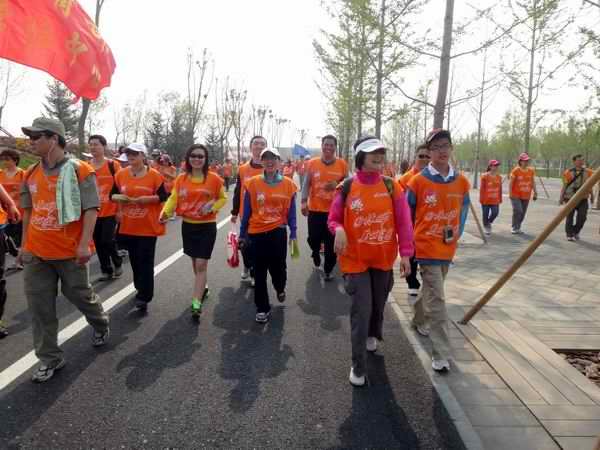 图片为丰台区残疾人工作者参加长走活动