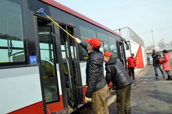 图片为聋人义务擦洗公交车