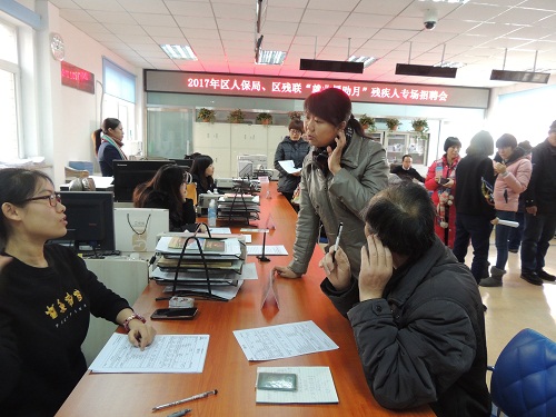 图为招聘会现场