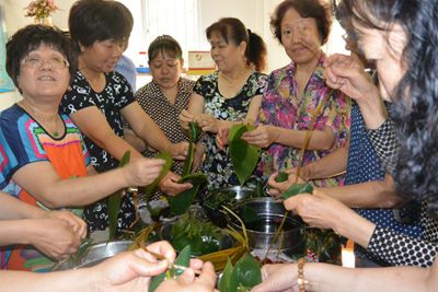 图为：包粽子现场。