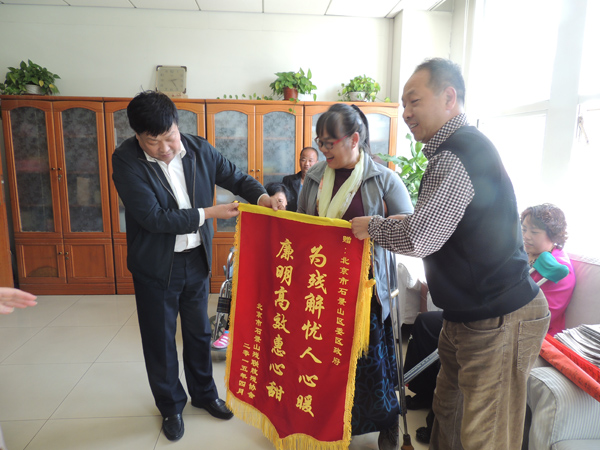 图为送锦旗现场。