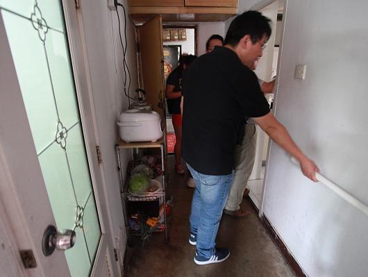 图为检查居民家庭现场