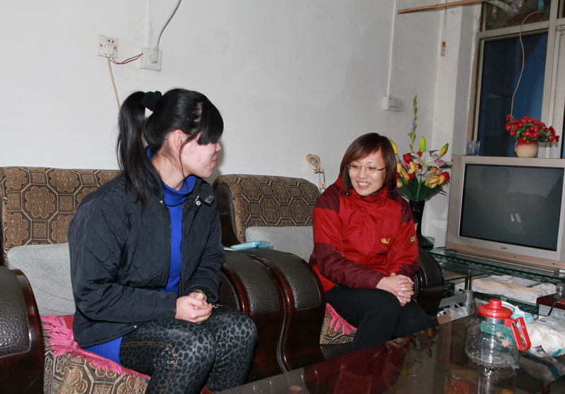 图为李昕副区长与朱雪琪交谈