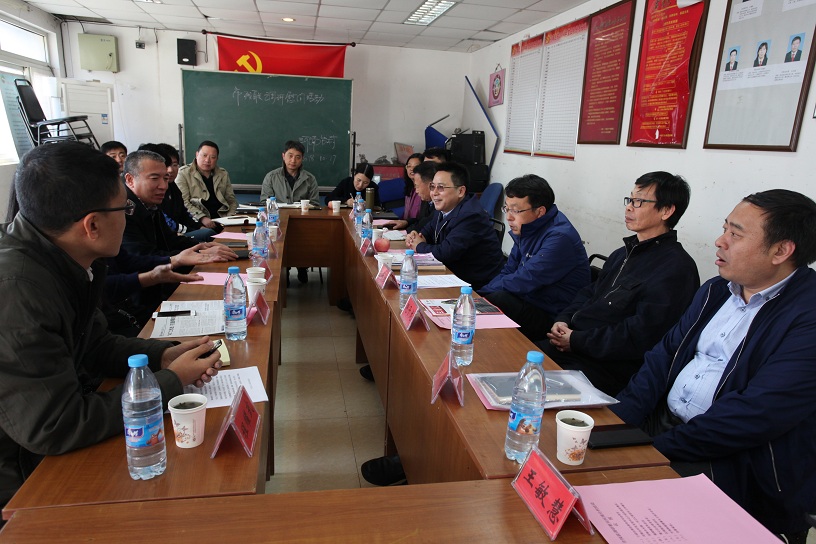 图为在河南台村开展座谈会现场