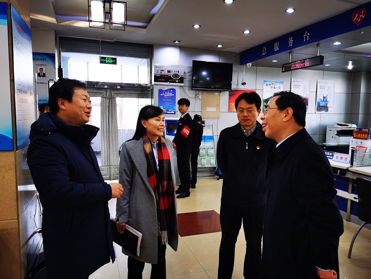 图为在区政务服务大厅进行现场查看