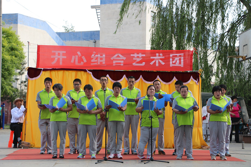 图为康复对象们表演诗朗诵