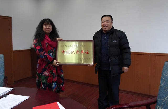 图为颁发奖牌现场