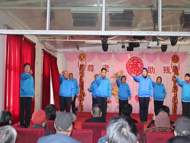 图为职康站学员在为大家表演手语节目