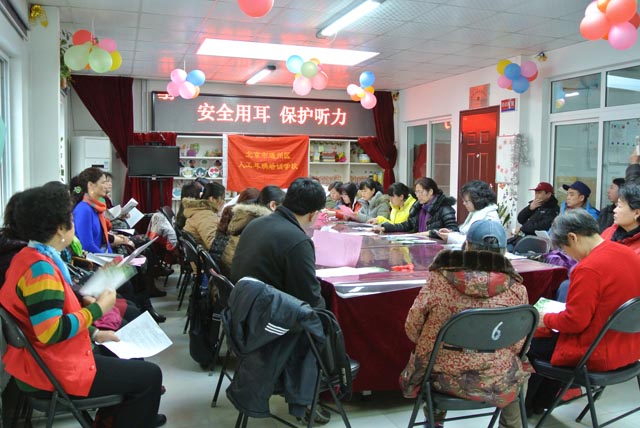 图为人工耳蜗学校老师在进行用耳健康知识宣讲