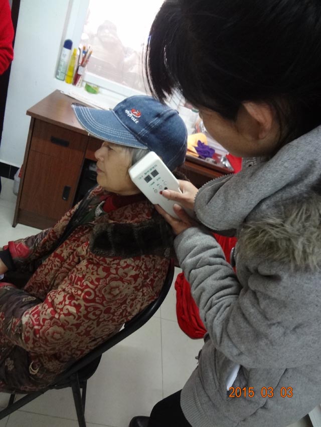 图为老师们为参与或的民众进行现场耳健康义检
