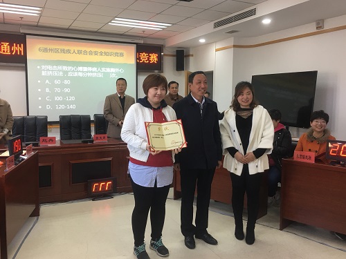 图为为获奖人员进行颁奖