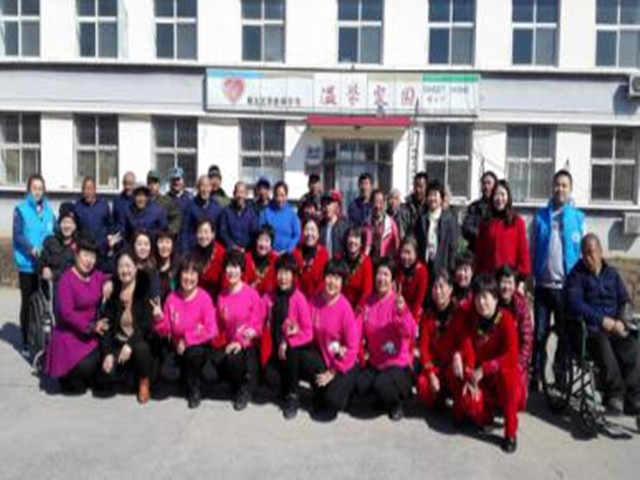 演员与残疾人朋友合影