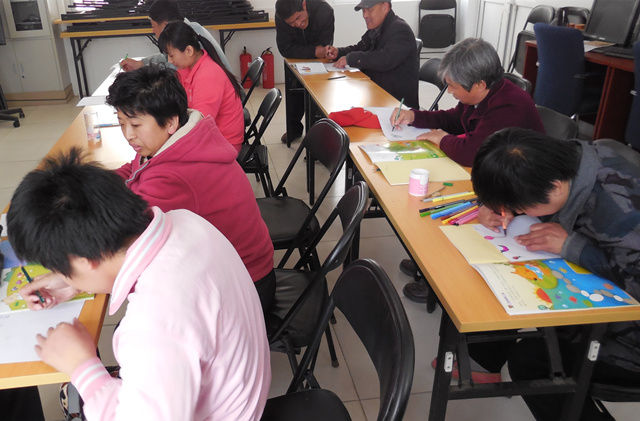 图为学员们画画现场