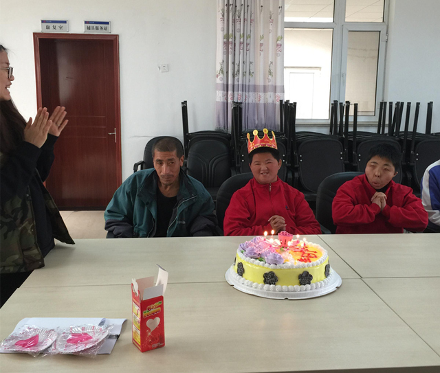 图为残疾人学员过生日现场