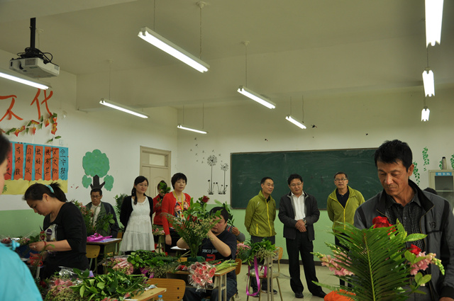 图为插花比赛现场