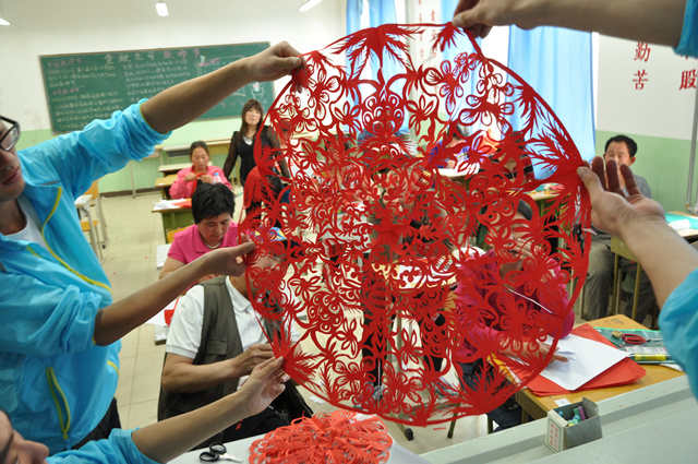 图为残疾人剪纸作品