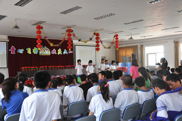 图为：特教学校残疾儿童表演节目