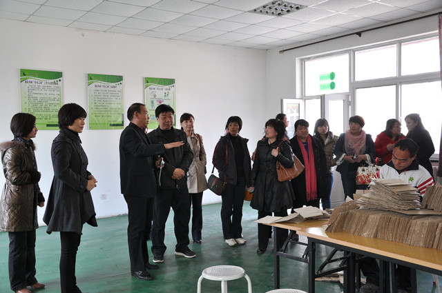 图为：顺义区残联陪同天津蓟县残联到北小营温馨家园考察